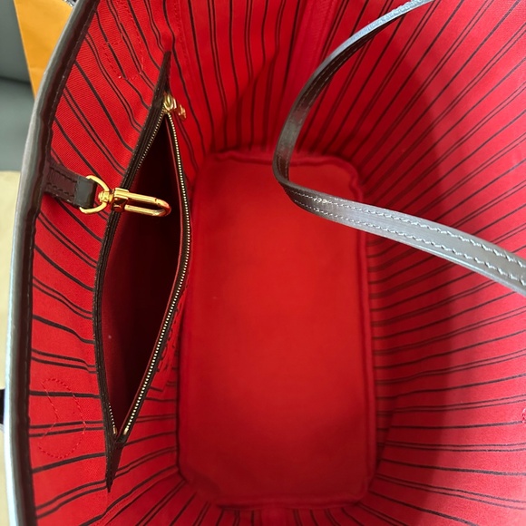Louis Vuitton Neverfull MM - Picture 10 of 16